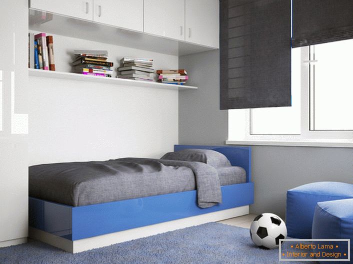 La stanza dei bambini di un ragazzo adolescente è progettata in conformità con i requisiti del minimalismo. 