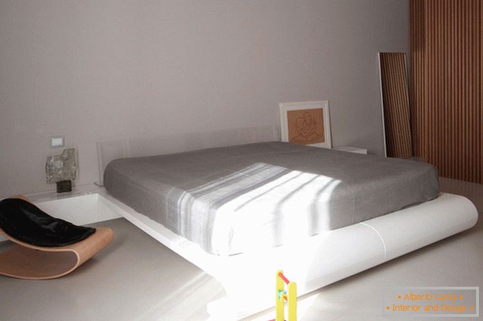 Una camera per bambini in stile minimalista con un grande letto è una soluzione interessante per una famiglia con due bambini.