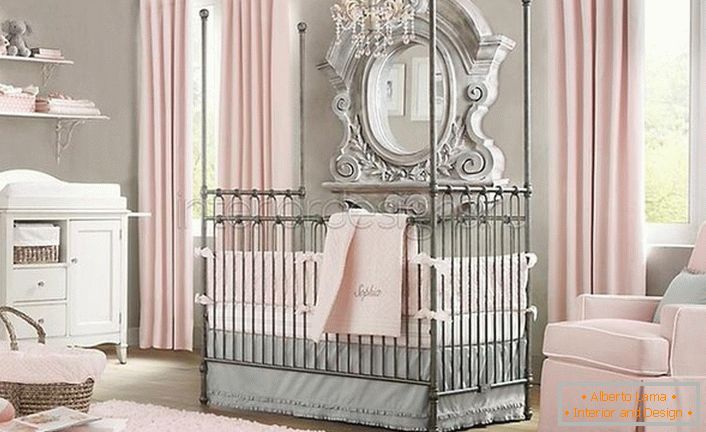 Camera nello stile del minimalismo per il bambino. Nell'interno ci sono echi di stile barocco, che si inseriscono armoniosamente nel concetto di design generale.