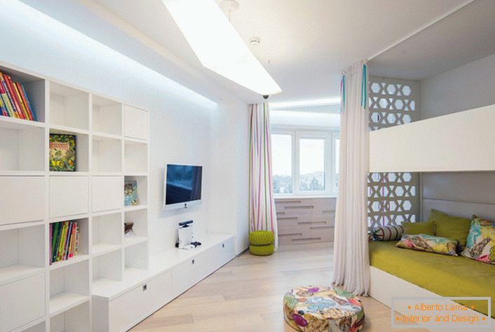 L'interno della camera dei bambini, come esempio di arredamento adeguatamente selezionato per lo stile del minimalismo. 