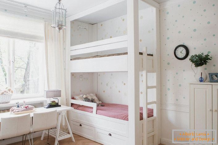 Il design delicato e accogliente di una stanza per bambini nello stile del minimalismo è laconismo interessante, forme di moderazione. 