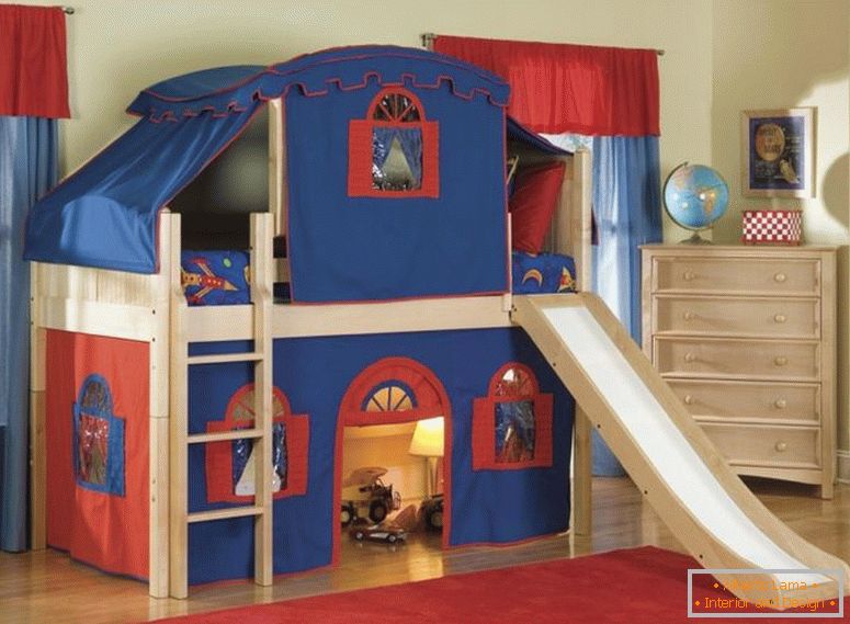 meravigliosi-cool-kid-letti-con-letti-e-luminoso-marrone-legno-mobile-5--crema-legno-letto a castello-tenda-essere-attrezzata-rosso-blu-tessuto-tenda-on- cassetto-near-window-anche-rosso-fur-tappeti-sopra-legno-piano-con-bambini-b