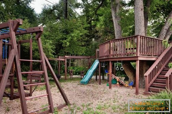 parco giochi in legno per bambini