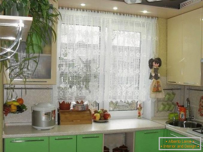Progettazione di 1 appartamento a Khrushchev - foto di una piccola cucina