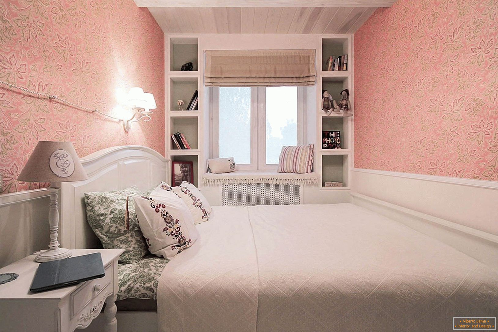 Camera da letto con una carta da parati e un soffitto in legno