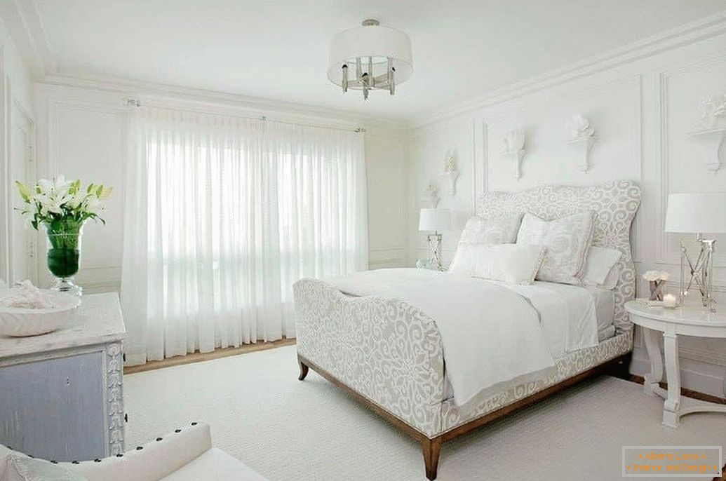 Design di una camera da letto bianca in stile classico