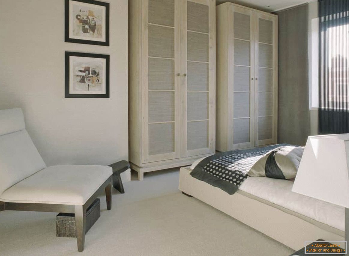 Camera da letto bianca classica con comodi armadi
