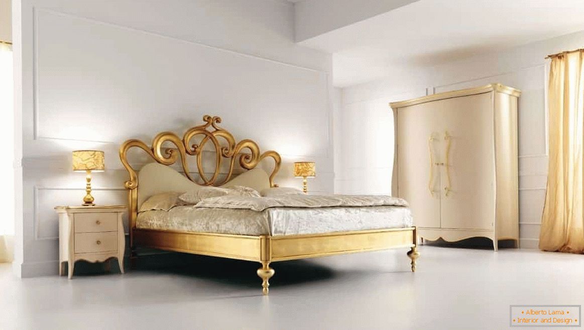 Una spaziosa camera da letto bianca dal design classico