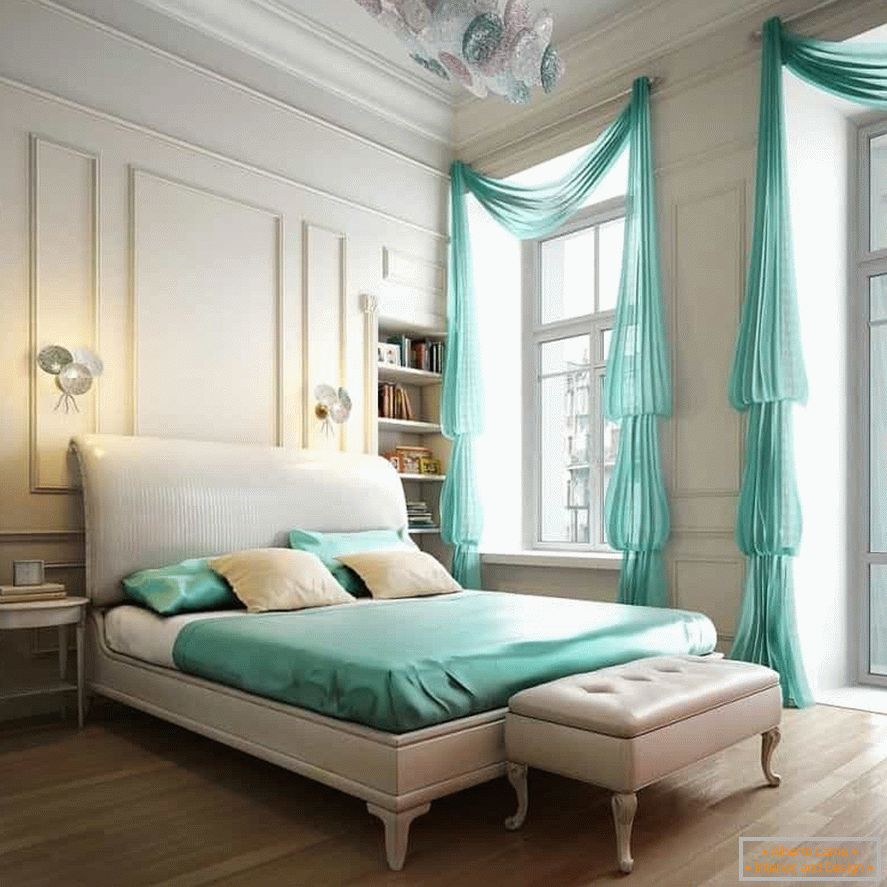 L'interno bianco di una camera da letto classica può essere diluito con lenzuola e tende colorate