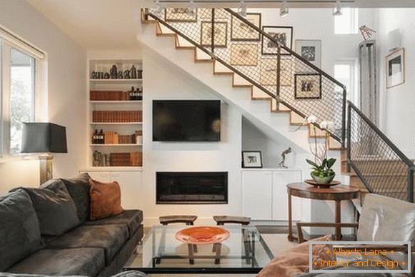 Foto del soggiorno e delle scale in una casa privata
