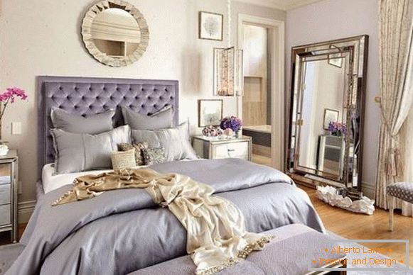 Specchi nel design di una camera da letto in una casa privata