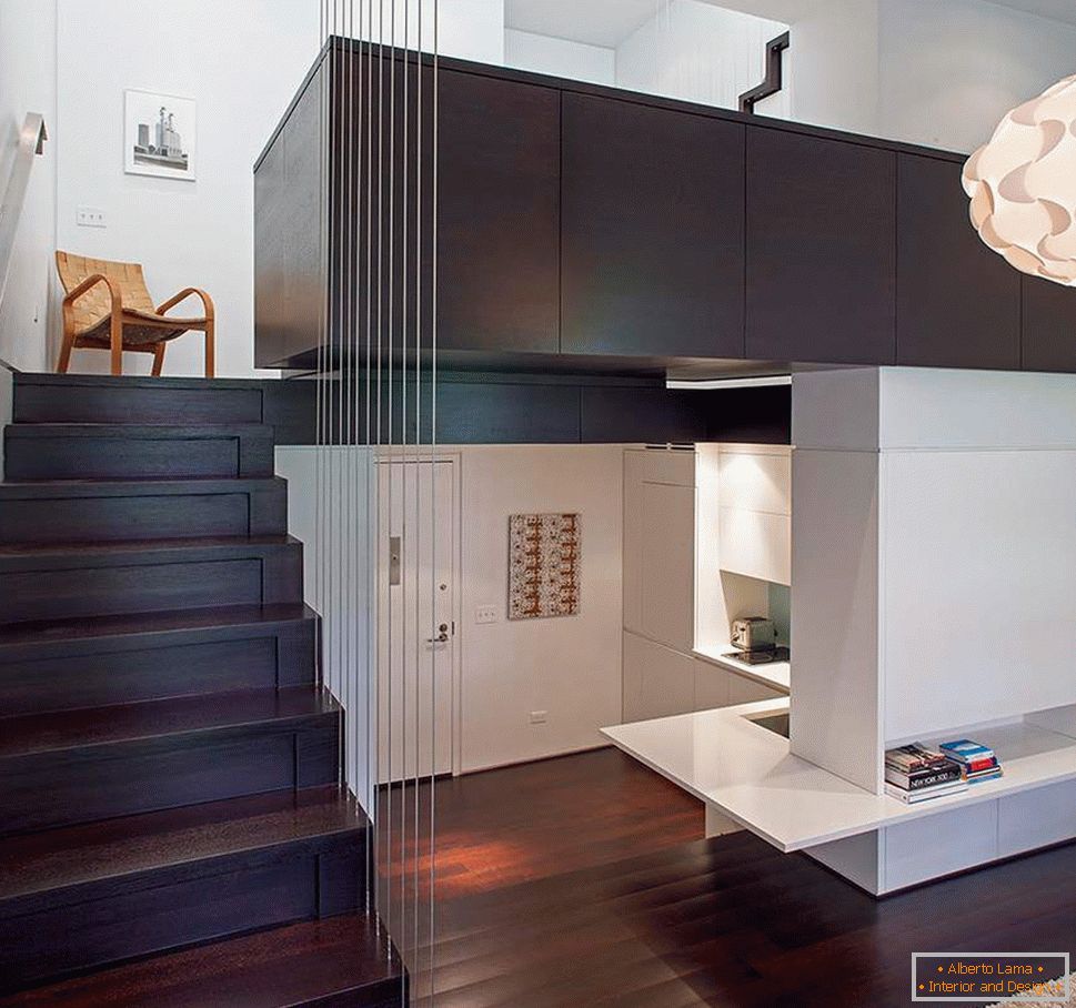 La combinazione di legno scuro e piastrelle bianche per un mattone all'interno di un appartamento a due livelli