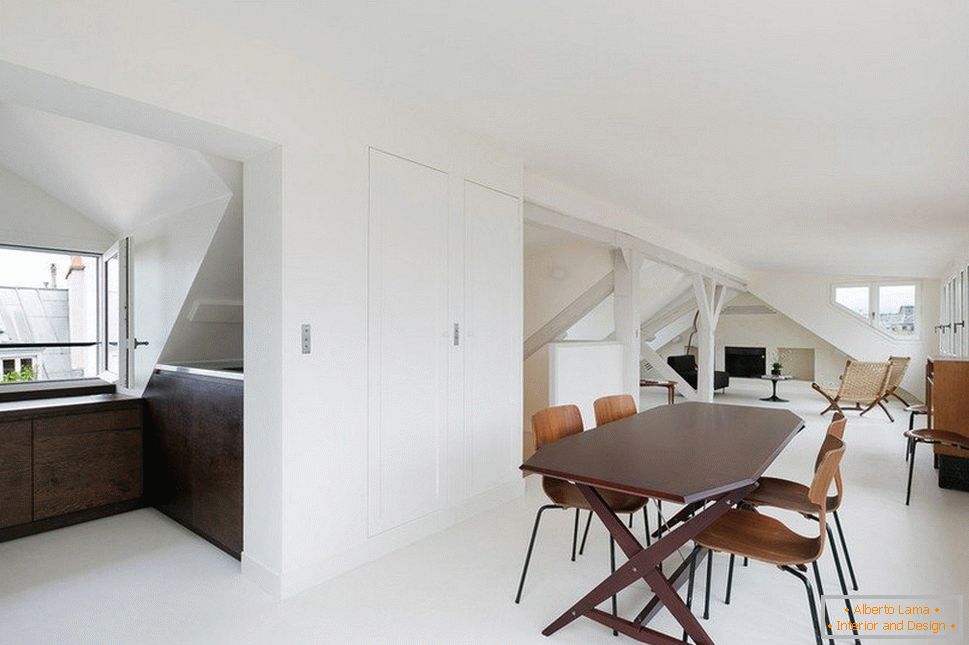 Appartamento su due livelli in stile minimalista