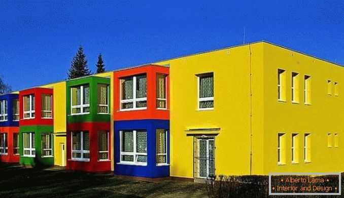 Soluzione di colore della facciata di una casa privata фото