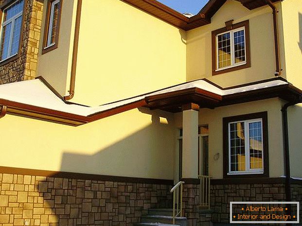 Foto della facciata decorativa gialla dell'intonaco a casa