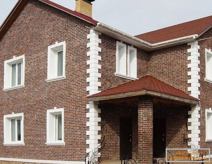 Disegno decorativo della facciata della casa кирпичом