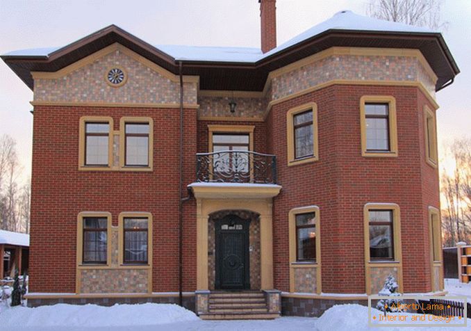 Disegno decorativo della facciata della casa кирпичом фото