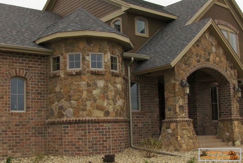 Casa con una facciata in pietra naturale