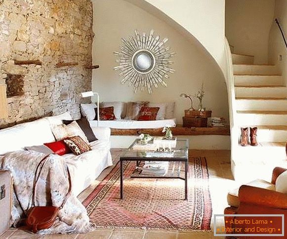 Design elegante del soggiorno con una scala in una casa privata