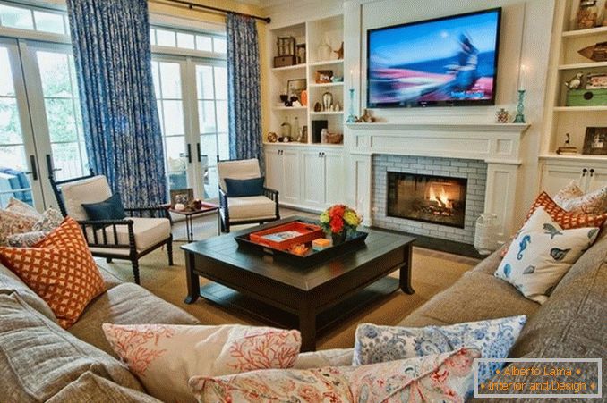 Design del soggiorno con camino e TV