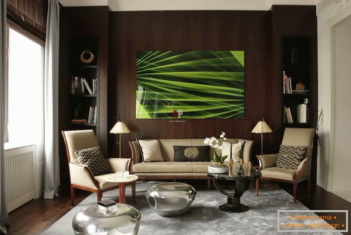 Il contrasto del muro marrone scuro dietro il divano e il pavimento con un soffitto leggero e pareti nella migliore tradizione di eclettismo.