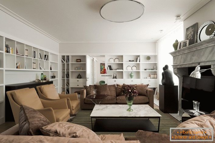 Le pareti della stanza e il soffitto sono in bianco, il che rende il soggiorno più spazioso e luminoso.