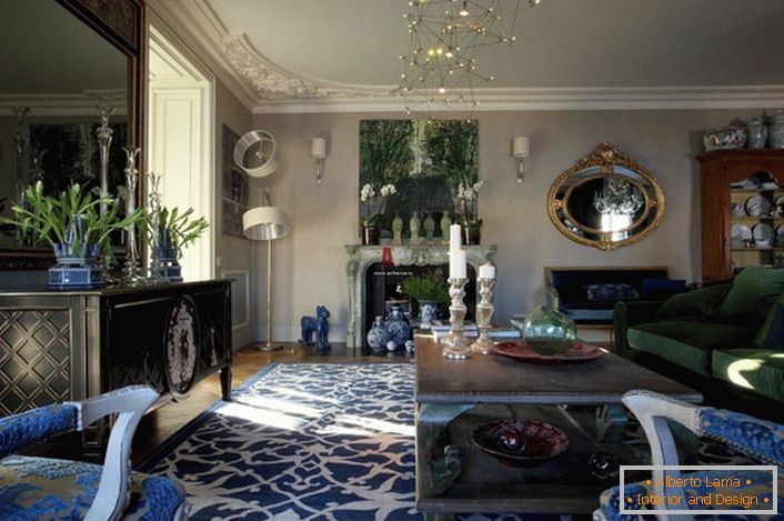 L'elemento principale che ha attirato l'attenzione nella stanza degli ospiti era un tappeto con ornamenti blu brillante che si armonizza armoniosamente con il rivestimento delle poltrone.