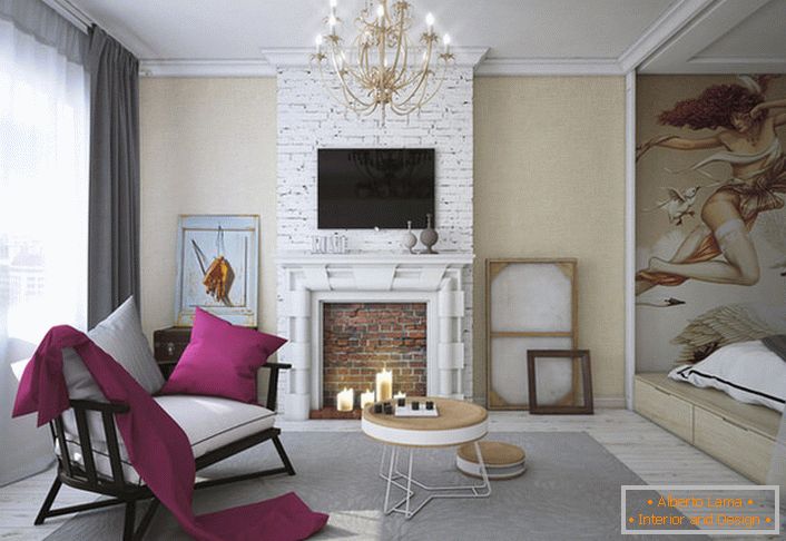 I mobili nel salotto di colori chiari e scuri sono diversi nel suo stile, ma grazie ai cuscini bianchi si inseriscono perfettamente nel concetto di stile eclettico globale.