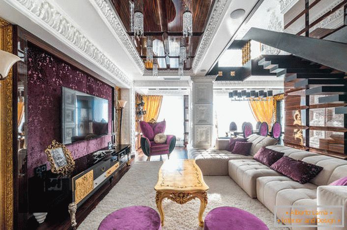 Le enormi tende dorate completano l'immagine generale del soggiorno nello stile dell'eclettismo.