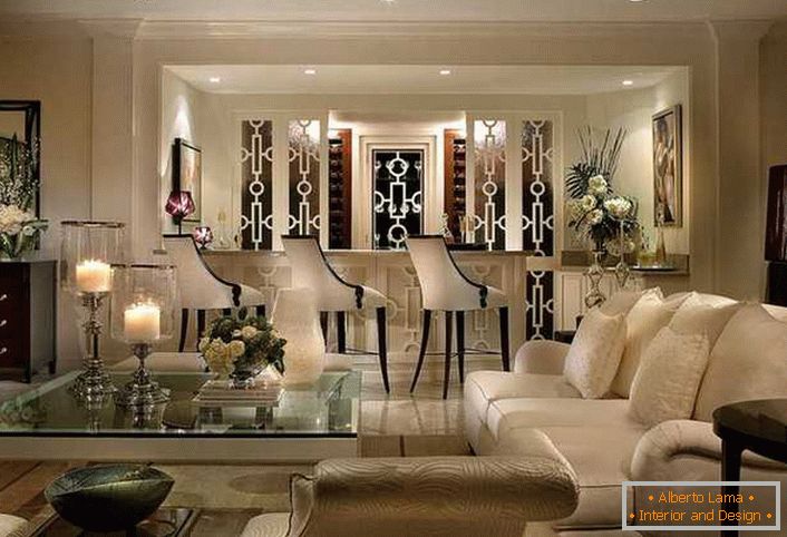 Il compito principale del designer, che lavora al progetto del salotto, è quello di creare interni spettacolari, memorabili e glamour.