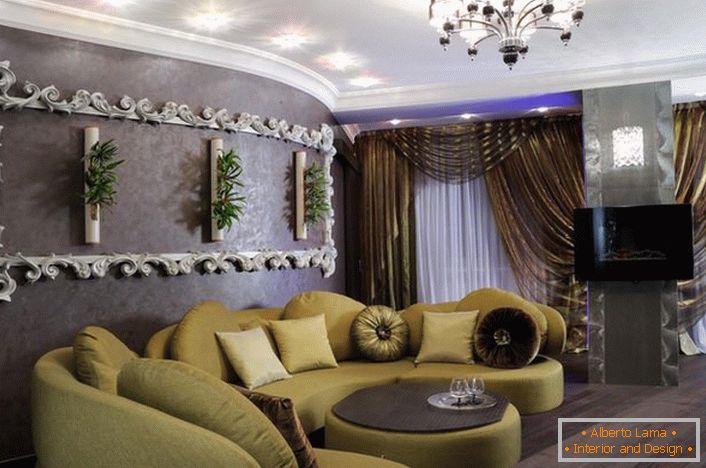 Per decorare il soggiorno in stile art deco, vengono scelti mobili morbidi di colore senape. Notevole anche lo stucco sul muro, che ricorda una cornice riccamente ornata. 