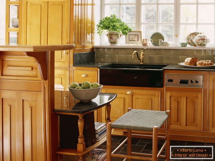 Per le cucine quadrate, è meglio scegliere un set da cucina in legno a forma di L.