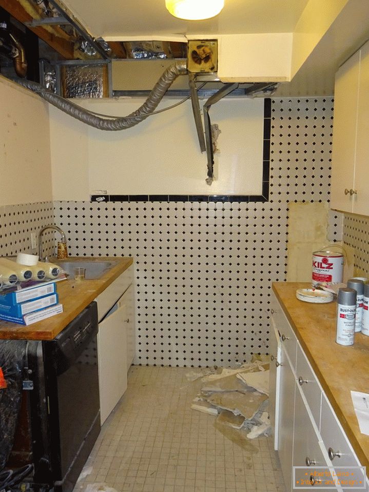 Interior design di piccola cucina prima della riparazione