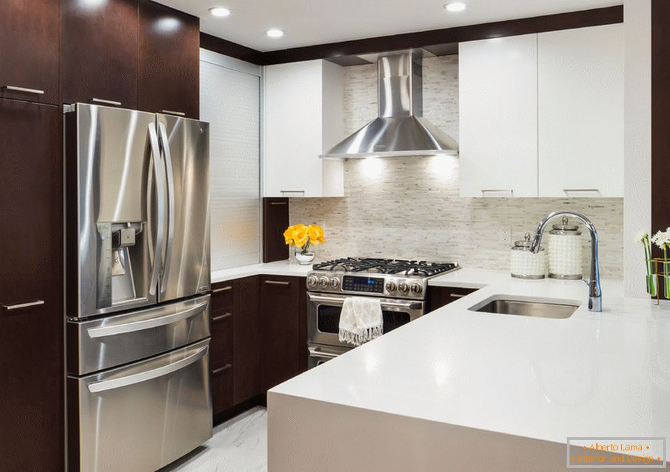 La combinazione di bianco e marrone nel design degli interni di una piccola cucina