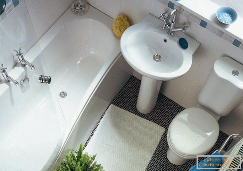 Superbo design degli interni di una piccola vasca da bagno