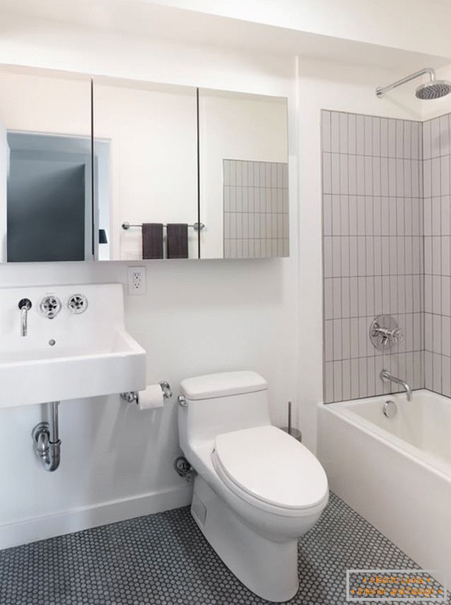 Superbo design degli interni di una piccola vasca da bagno