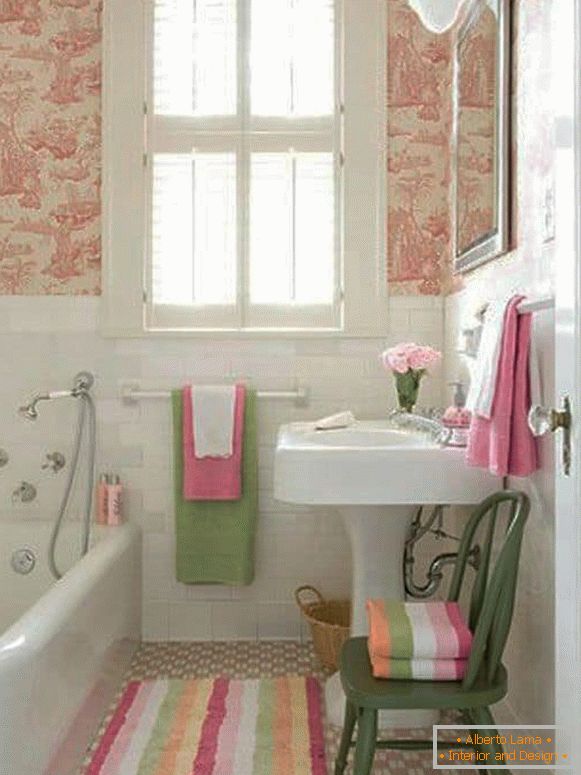 Una finestra in un piccolo bagno darà un senso di spazio