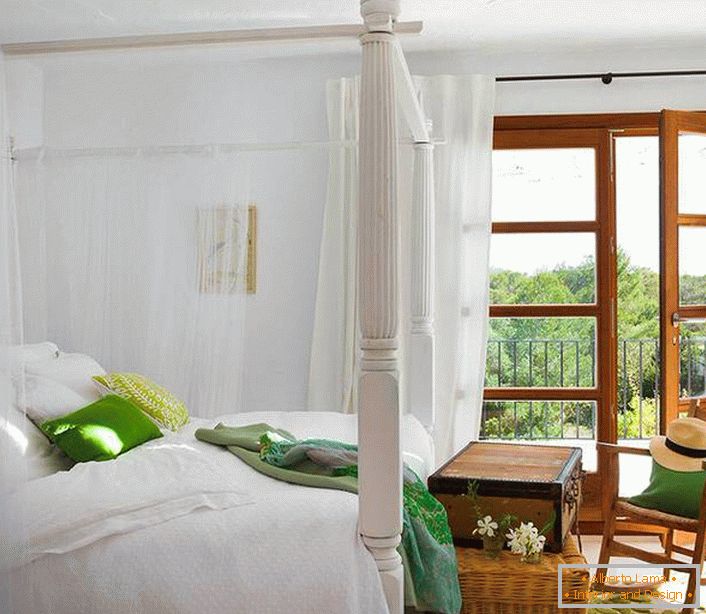 Un baldacchino traslucido fatto di tessuto naturale senza peso diventa una decorazione raffinata della camera da letto in stile mediterraneo. 