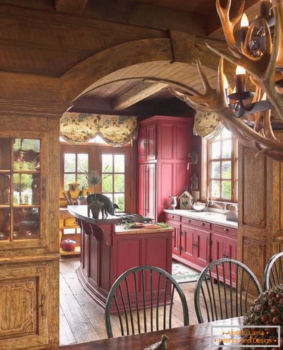 Interior design di una casa in legno - foto di una cucina in stile chalet