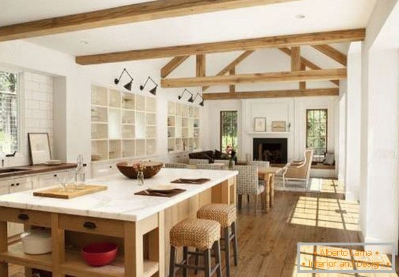 Interior design di una casa di campagna - una foto di una cucina combinata con un soggiorno