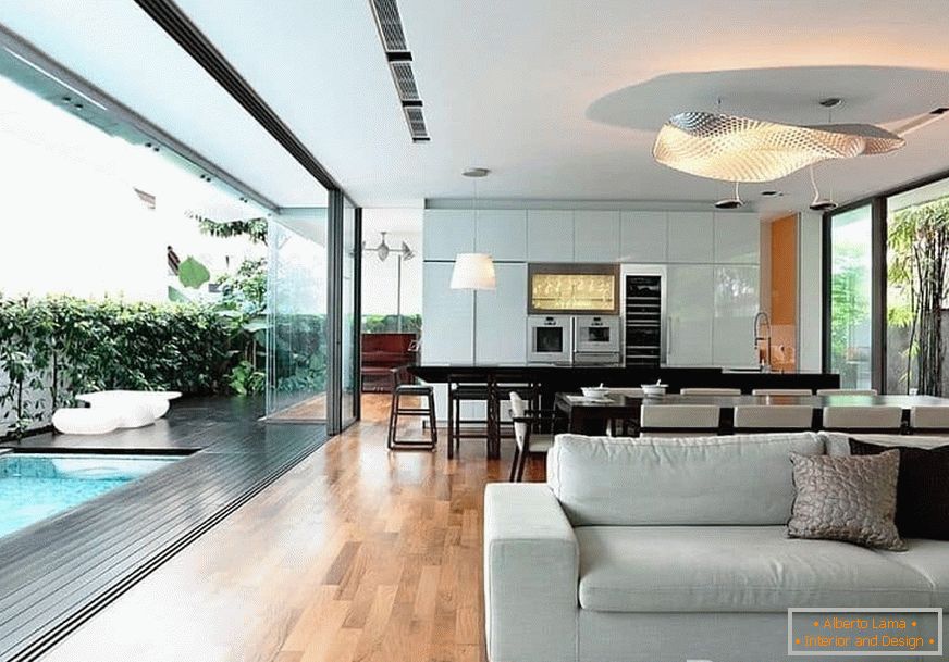 Design cucina-sala da pranzo-soggiorno con una parete interamente in vetro