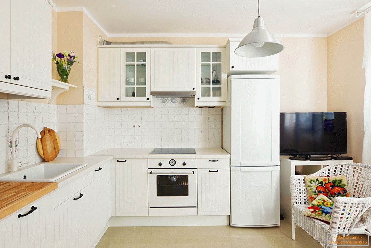 Layout a forma di L кухни с белой мебелью