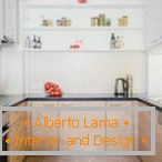 La combinazione di mobili bianchi e legno in cucina