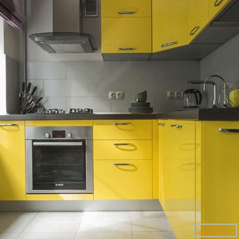 Mobili gialli in cucina