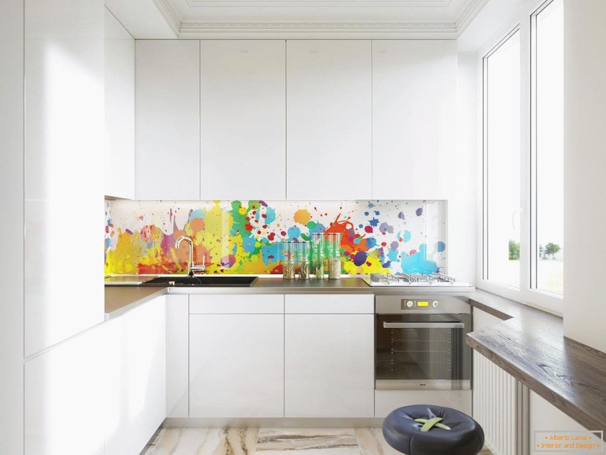 Un grembiule di vetro colorato in una cucina bianca