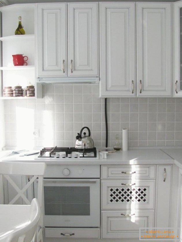 Cucina bianca per appartamenti Krusciov