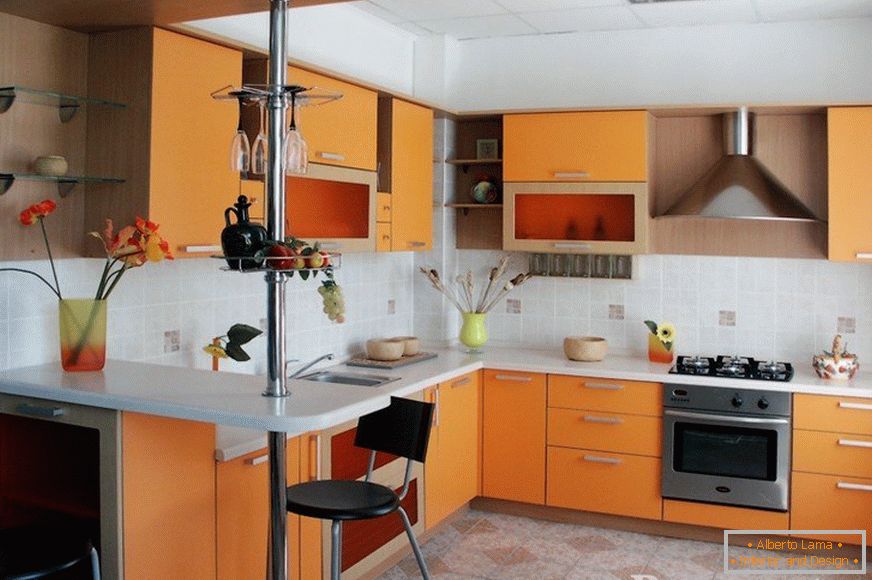 Mobili arancioni in cucina