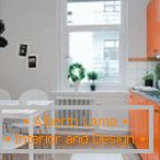 Cucina bianca con mobili arancioni