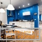 Separazione di cucina e soggiorno con illuminazione