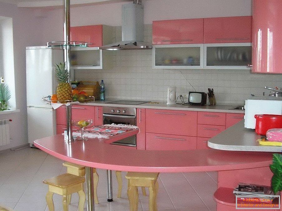Cucina bianca e rosa